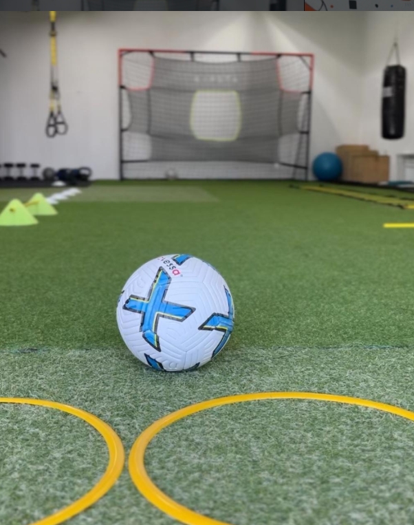 Cimde duran futbol topu detayi